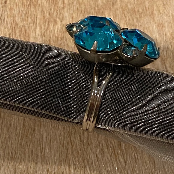 Vintage jewelry ring set on a new silver plated ring base. Adjustable, sz 6-10 - Picture 2 of 3